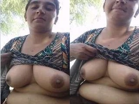 Desi auntie flaunts her big boobs in a hot video