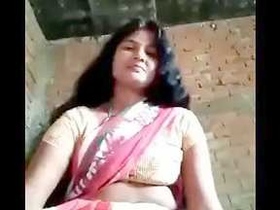Indian bhabi Rekha displays her pussy on showrar