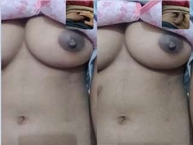 Indian girl flaunts her body on video call with lover