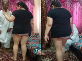Bhabhi seducing Arab man in steamy dance video