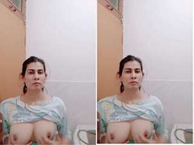 Indian girlfriend records sexy video for her lover