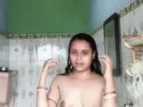 Watch a beautiful Desi woman take a bath in this steamy video