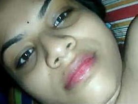 Desi Indian girl gets recorded while sucking and fucking on mobile