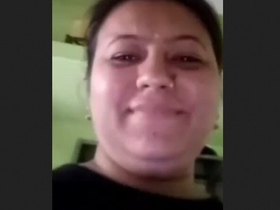 Bhabi's ample bosom on display in steamy video