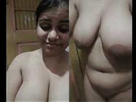 Desi auntie strips down for a naughty show