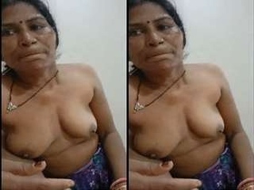 Mature Bhabhi satisfies her partner with a blowjob