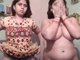 Indian bhabhi flaunts her curvy body in a revealing outfit