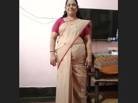 Chubby Aunty gets naughty in a steamy video