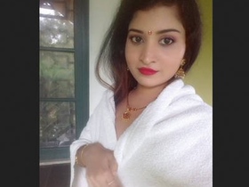 Indian bhabhi with nice boobs gets naughty on camera