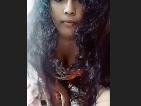 Indian beauty showcases her curvy figure in seductive video