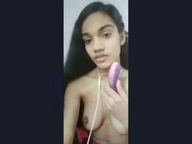 Indian beauty pleasures herself in steamy clip