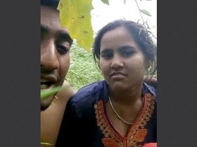 Desi village lover gets fucked in outdoor sex video