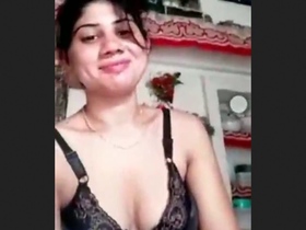 Bela Pakistani bhabi flaunts her body