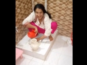 Desi Aunty indulges in public urination