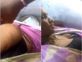 Tamil bhabhi flaunts her breasts in a steamy video