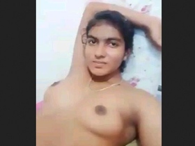 Indian beauty flexes and exposes her intimate area in a sensual recording