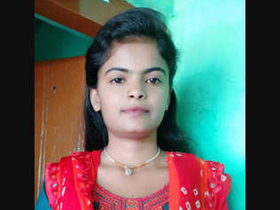 Cute Indian girl gives a sensual blowjob in VDO