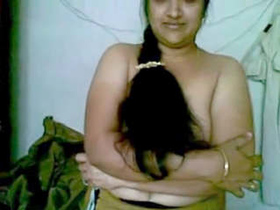 Indian hot bhabhi in sari gets naughty in MMS