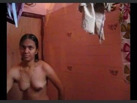 A stunning girl from Lucknow college takes intimate photos while bathing