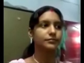 Tamil bhabhi flaunts her ample bosom in a seductive video