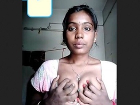 Indian woman flaunts her big boobs on Vk