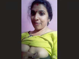 Aunt Mallu flaunts her cleavage