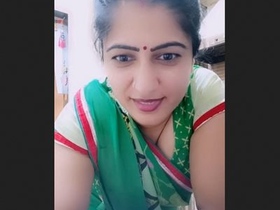 Sensual bhabhi Manju performs in arousing live show