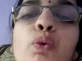 Mature aunt from Kerala enjoys dildo play in solo video