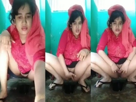 Desi Muslim girl masturbates on toilet