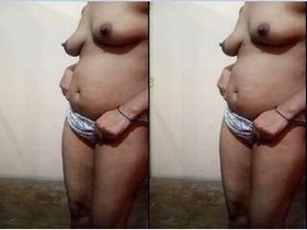 Bhabhi flaunts her naked body in a seductive video