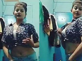 Instagram star flaunts her curvy belly in tie-dye shirt and knotted pants