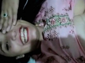 Pakistani auntie goes nude for sexy video