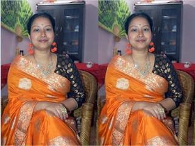 Exclusive video: Boudi gets naughty with brinjal in a hot solo session