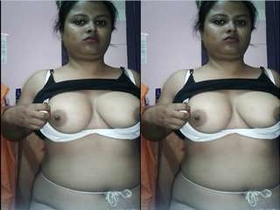 Exclusive video of a Desi girl flaunting her body in public