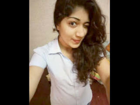 Desi girl gives a steamy blowjob