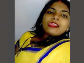 Bhabi from the subcontinent reveals her incredible body