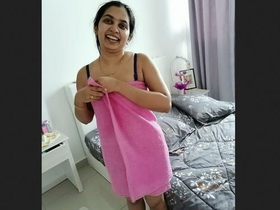 Indian wife has sex with her boss at a hotel