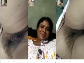 Mature Desi flaunts her wet pussy and cums hard