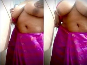 Big-boobed bhabhi from Kerala flaunts her assets