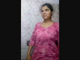 Indian housewife bhabhi exposes her intimate parts in the restroom