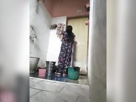 Desi wife films herself in the toilet for her husband's pleasure