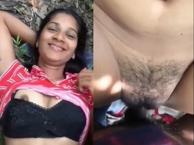 A stunning Indian girl enjoys outdoor sex in MMS