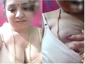 Desi auntie flaunts her boobs on video call to her lover