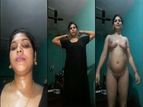 Bhabhi flaunts her naked body in a seductive manner