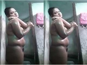 Indian girl flaunts her naked body and takes a bath