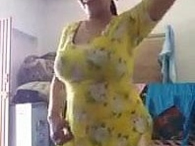 Watch a hot Desi girl perform a seductive dance in this online video