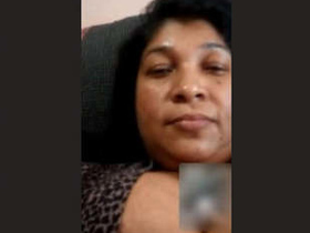 Bhabi shows her body on video call