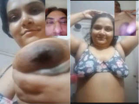 Indian amateur bhabhi flaunts her big boobs on Vk