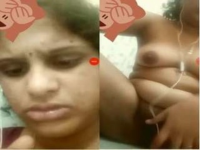 Horny Indian bhabhi indulges in solo masturbation on video call