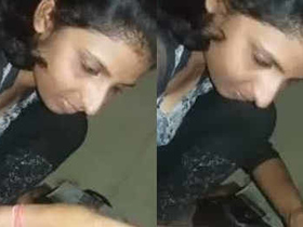 Indian college girl gives a BJ to her boyfriend via phone